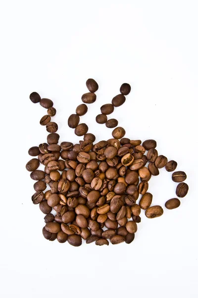 白い背景の上にコーヒーの穀物からコーヒー カップを組み合わせる — ストック写真
