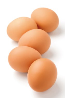 beyaz zemin üzerinde beş kahverengi yumurta