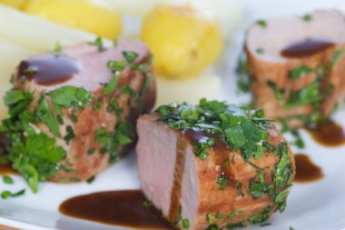 Schweinefilet mit Kartoffeln und Spargel