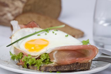 Spiegelei auf Schinkenbrot mit Salat