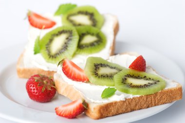 tost mit kivi und erdbeeren