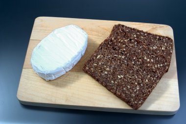 Schwarzbrot mit Camembert