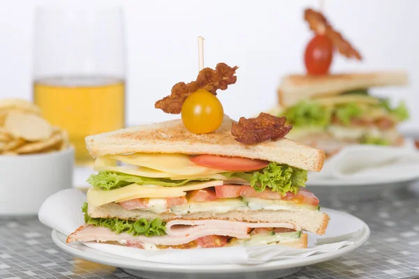Clubsandwich Mit Tomaten Putenbrust Und Salat — Stockfoto
