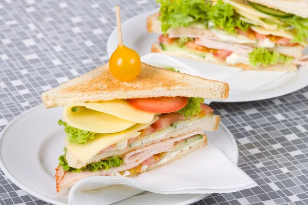 Clubsandwich Mit Tomaten Putenbrust Und Salat — Stockfoto