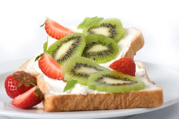 Toast Mit Kiwi Und Erdbeeren — Stock Photo, Image