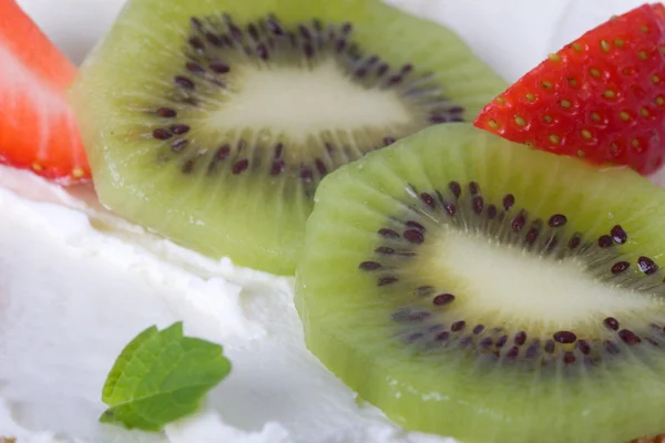 Toast Mit Kiwi Und Erdbeeren — Stockfoto