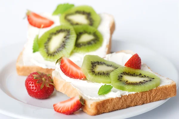 Toast Mit Kiwi Und Erdbeeren — Stockfoto