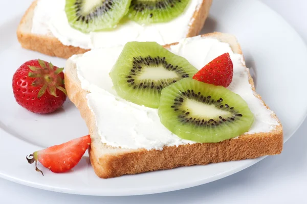 Kiwi-Erdbeer-Toast — Stock Photo, Image