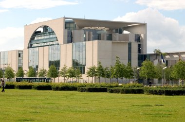 Bundeskanzleramt vom Platz vor dem Reichstag clipart