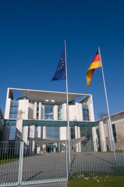 Kanzleramt mit Europafahne