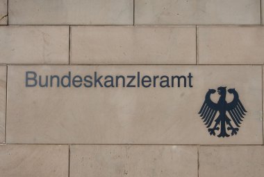 Schild eingang zum bundeskanzleramt dilerim