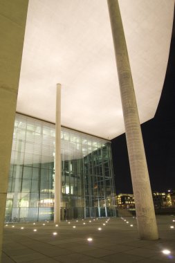 Giriş sundurma uzun boylu sütun ve Reichstag görünümünü