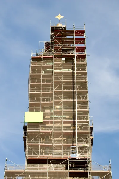 Kirchturm mit Gerüst — Stockfoto