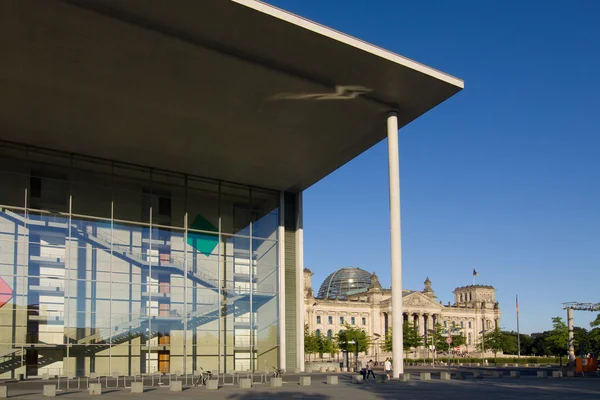 Vista Del Reichstag Entre Las Columnas Del Paul Loebe Haus — Foto de Stock