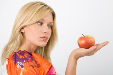 Junge frau mit einem apfel der el