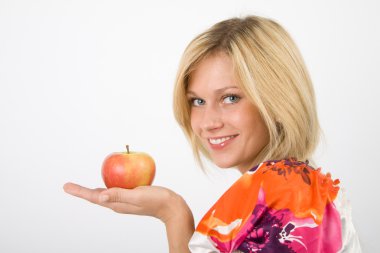 Junge Frau mit einem Apfel in der Hand clipart