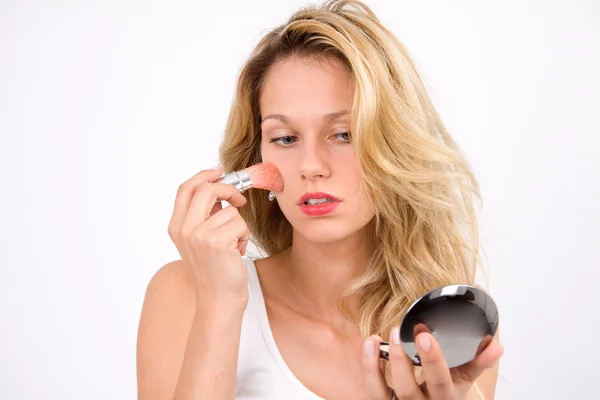 Young Woman Applying Makeup — Stock Photo, Image