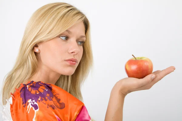 Junge Frau Mit Einem Apfel Der Hand — Stock fotografie