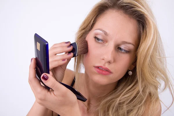 Mujer Joven Aplicando Maquillaje Imagen De Stock
