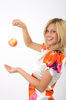 Junge Frau mit einem Apfel in der Hand clipart