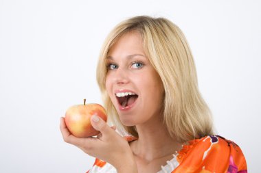 Junge Frau mit einem Apfel in der Hand clipart