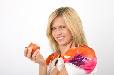 Junge frau mit einem apfel der el