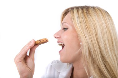 Junge Frau isst einen Keks clipart