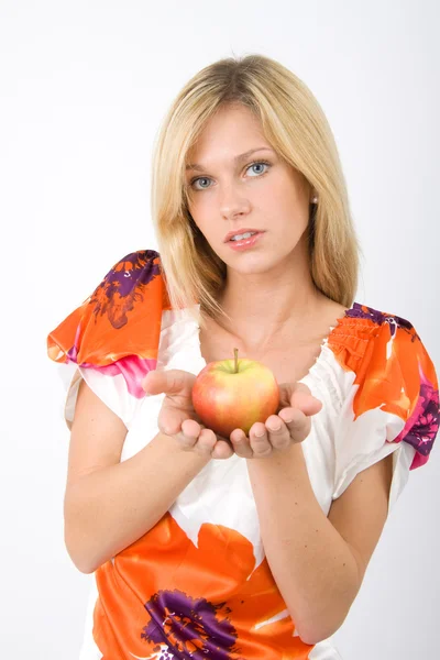 Junge Frau Mit Einem Apfel Der — Stok fotoğraf