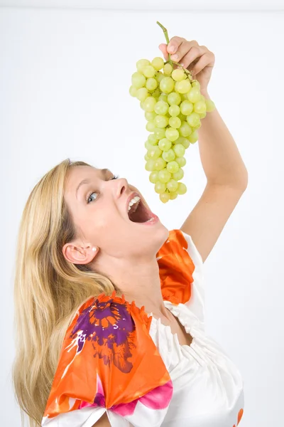 Junge Frau Isst Weintrauben — Photo