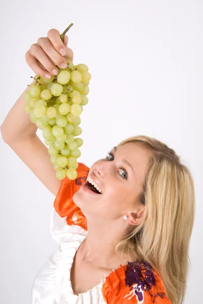 Frau Junge Isst Weintrauben — Fotografia de Stock