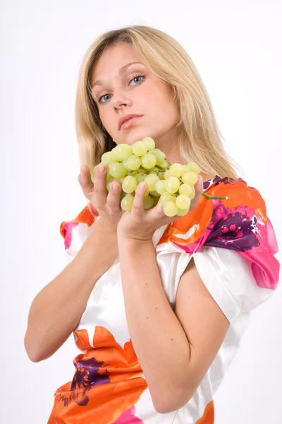 Junge Frau Isst Weintrauben — Stock Photo, Image