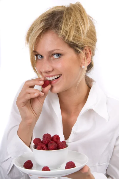 Junge Frau Isst Himbeeren — Stock Photo, Image