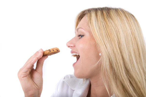 Junge Frau Isst Einen Keks — Stockfoto