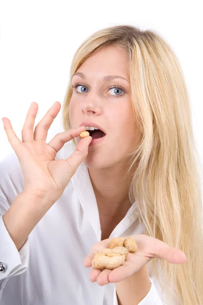 Eine Frau Junge Isst Erdnuss — Fotografia de Stock