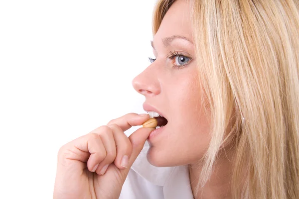 Junge Frau Isst Eine Erdnuss — Stock fotografie