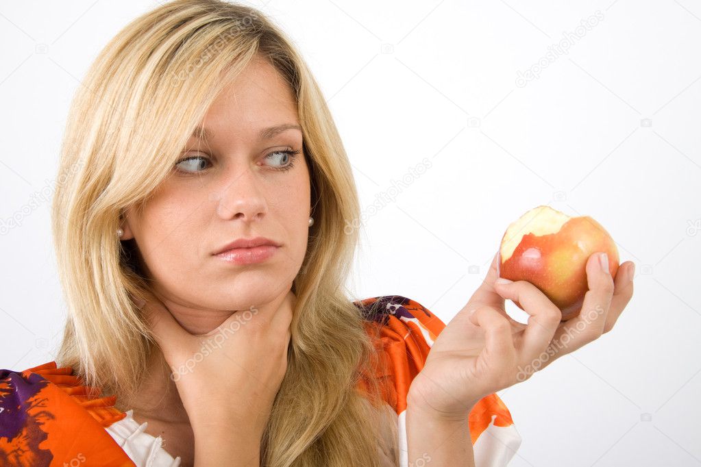 Junge Frau mit einem Apfel in der Hand