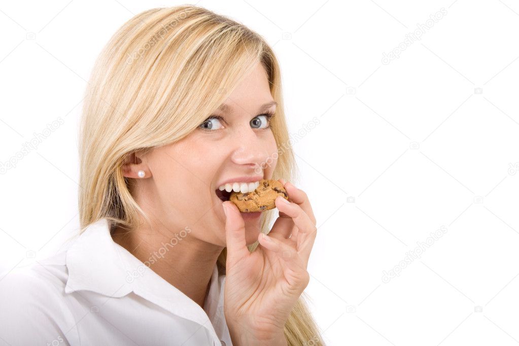 Junge Frau isst einen Keks