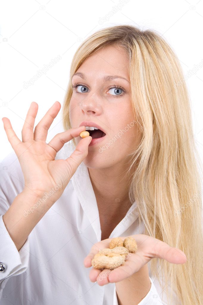 Junge Frau isst eine Erdnuss