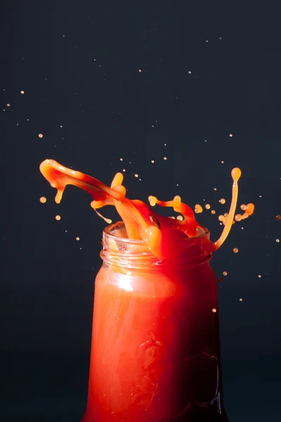 Tomatensaft spritzt — Stockfoto