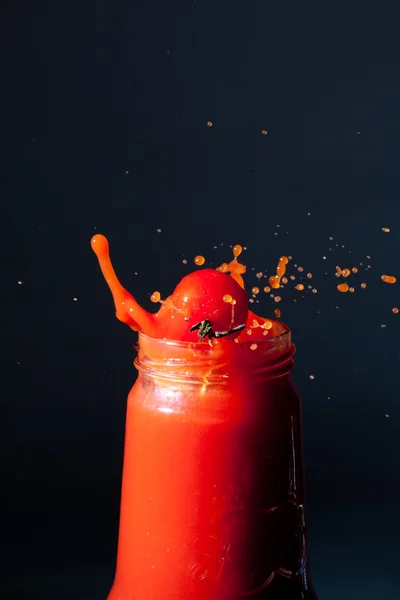 Tomate in der Flasche — Stockfoto