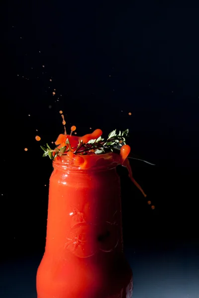 stock image Tomatensaft und Gewürze