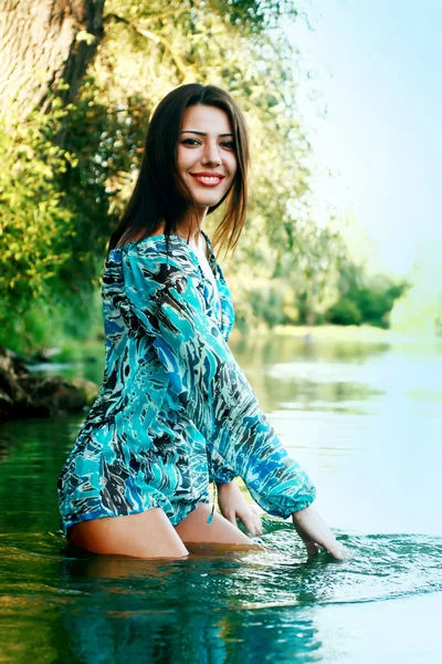 Hermosa chica bañándose en un lago —  Fotos de Stock