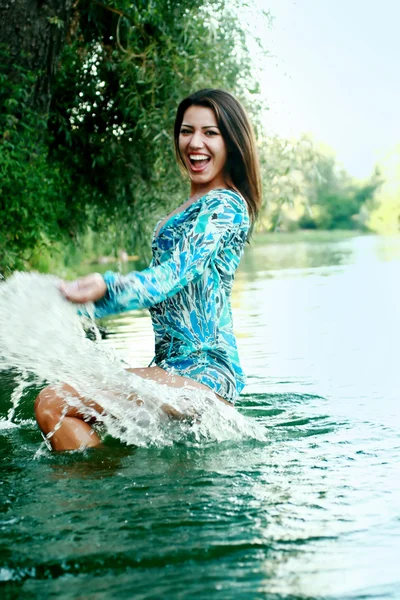 美丽的女孩在湖中沐浴 — 图库照片
