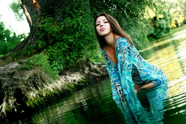 美丽的女孩在湖中沐浴 — 图库照片