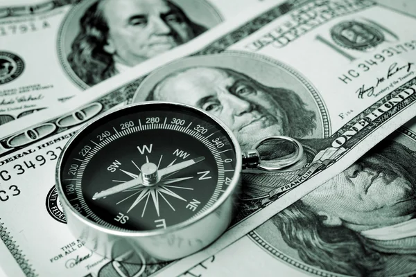 Kompas en geld Stockfoto
