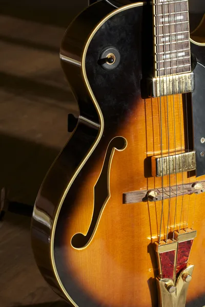 Guitarra de jazz em stand — Fotografia de Stock