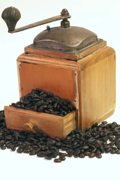 Antik Kaffekvarn Vit Bakgrund Med Bönor Spilla Facket — Stockfoto