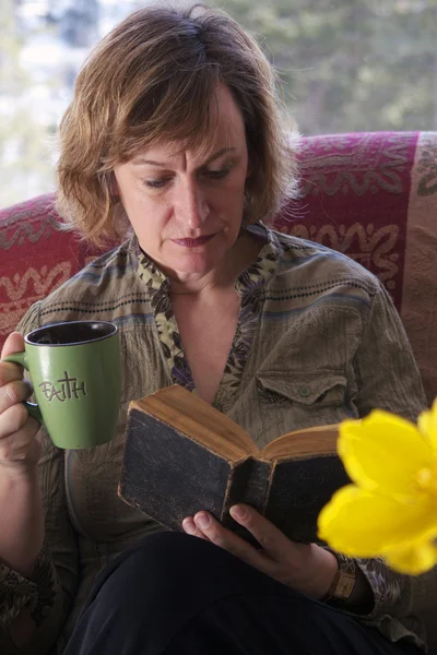 Baby boomer mãe fazendo uma pausa e lendo um livro — Fotografia de Stock