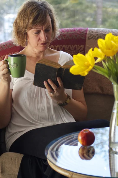 Mamãe Leva Algum Tempo Para Ler Sofá Enquanto Toma Café — Fotografia de Stock