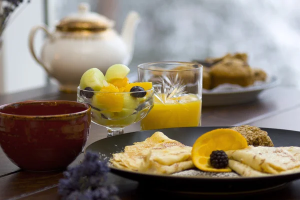 Frisches Obst und Crêpes-Frühstück — Stockfoto